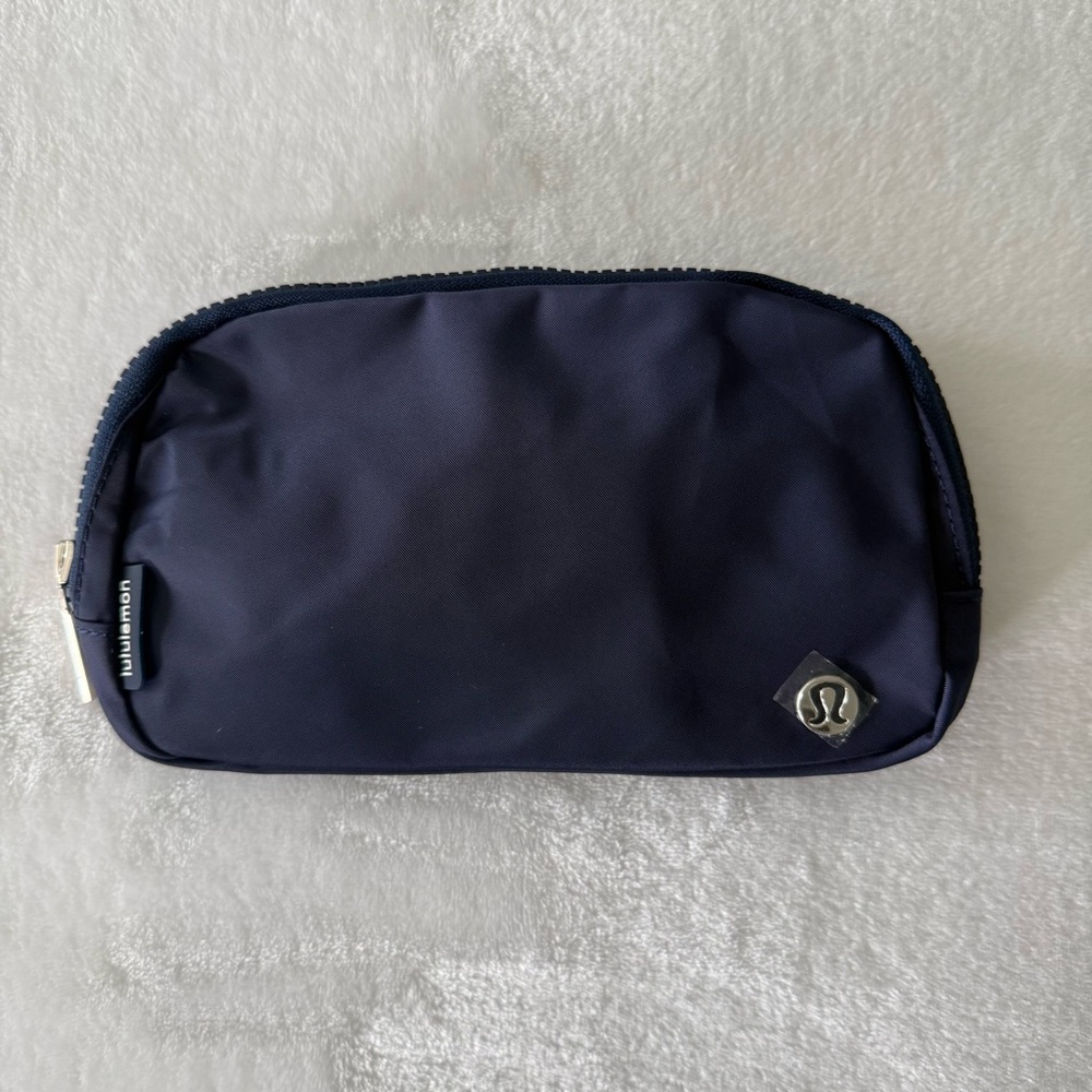 Lululemon Everywhere Belt Bag 1L - navy blue